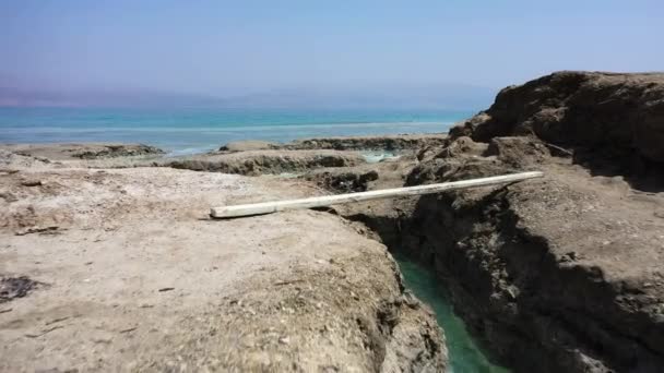 Dead Sea Hot Springs นทางอากาศเหน บเขาทะเลทรายเหน นใสและออกไปส ทะเล ขาวท าหน — วีดีโอสต็อก