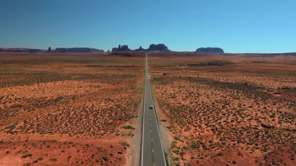 Conducción Coches Carretera Asfalto Monument Valley Con Punto Encrespamiento Del — Vídeo de stock