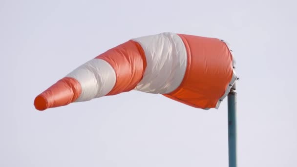 Fechar Acenando Windsock Indicando Direção Vento Aeroporto — Vídeo de Stock