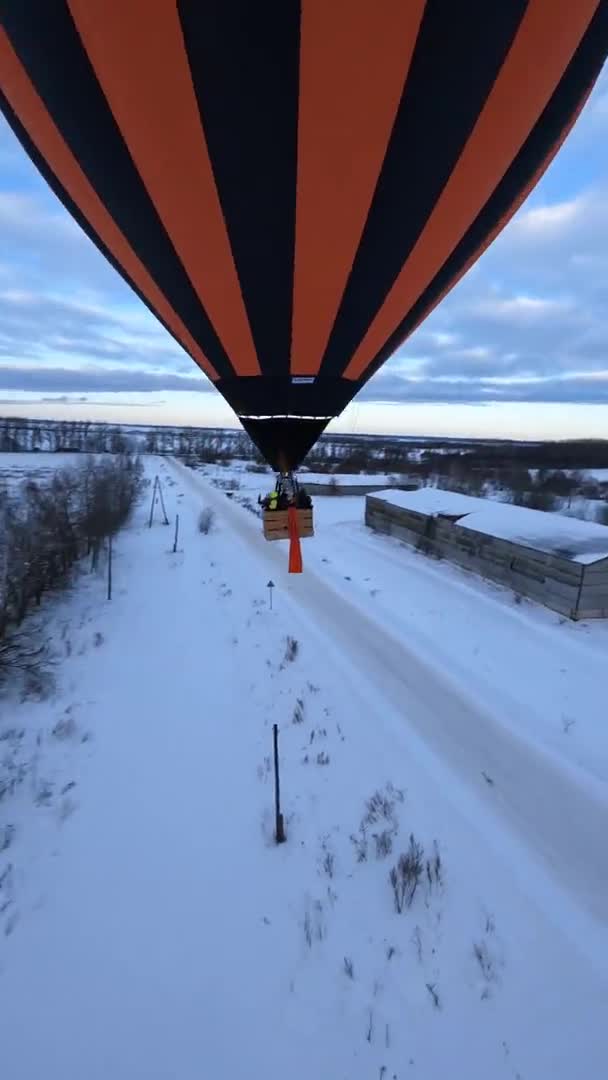 Függőleges Fpv Drón Lövés Hőlégballon Emberekkel Kosaras Repülő Felett Snow — Stock videók