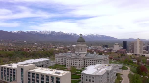 Capitólio Utah Salt Lake City Órbita Drone Com Montanhas Cobertas — Vídeo de Stock