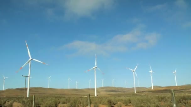 Panorama Turbinas Eólicas Girando Com Céu Azul Fundo Ampla — Vídeo de Stock