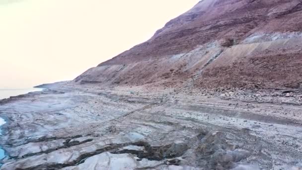 Drohnenschuss Der Wüste Bergwelt Blick Auf Das Ufer Des Toten — Stockvideo