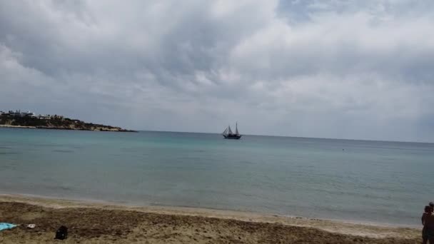 Nave Pirata Galleggiante Intorno Cipro — Video Stock