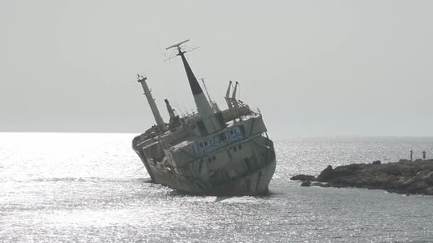 Εγκαταλελειμμένο Πλοίο Ξεβράστηκε Στην Κύπρος — Αρχείο Βίντεο