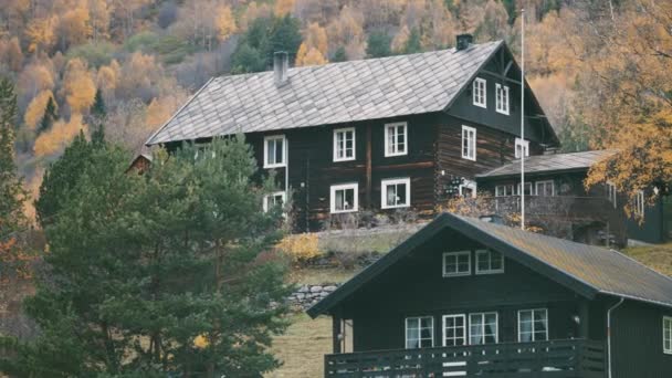 Staré Dřevěné Domy Podzimní Krajině Pomalý Pohyb Posun Ním — Stock video