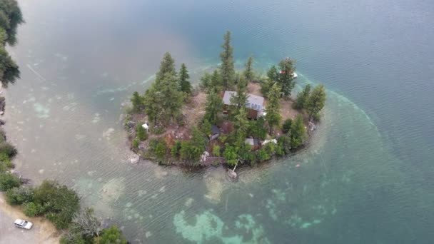 在加拿大不列颠哥伦比亚省Pavilion湖中 人们在自己的小岛上游来游去 空中轨道视图 — 图库视频影像