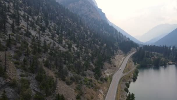 Lastbil Kör Längs Highway British Columbias Inre Sommardag Med Massor — Stockvideo