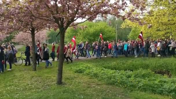 Protestera Mot Krig Ukraina Och Rysslands Invasion Människor Marscherar Med — Stockvideo