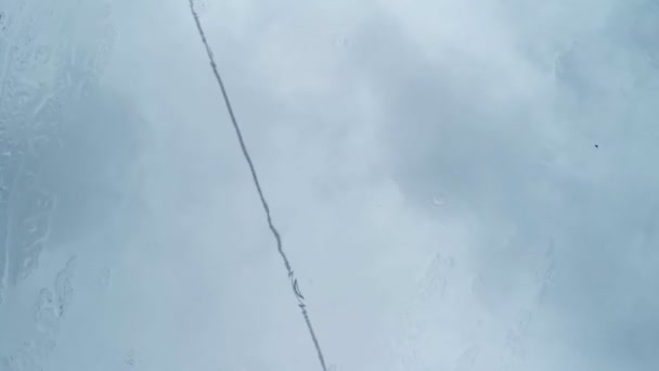 雨滴倾泻在屋顶上 旋转的低角度视图 — 图库视频影像