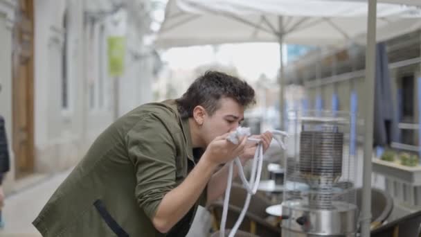 Mago Concentra Con Cuerda Primer Plano Mago Mostrando Espectáculo Magia — Vídeo de stock