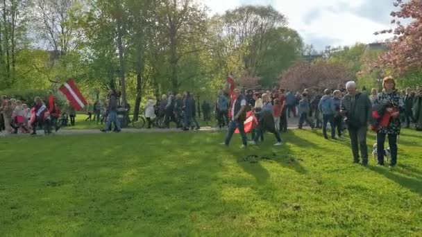 Толпа Людей Флагами Латвии Марширует Общественном Парке Риге — стоковое видео