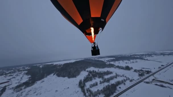 Orbiting Fpv Drone Shot Hot Air Balloon Basket Flames Burner — ストック動画
