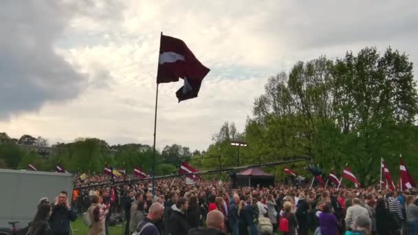 Πορεία Στη Ρίγα Της Λετονίας Για Την Απομάκρυνση Παλαιού Σοβιετικού — Αρχείο Βίντεο