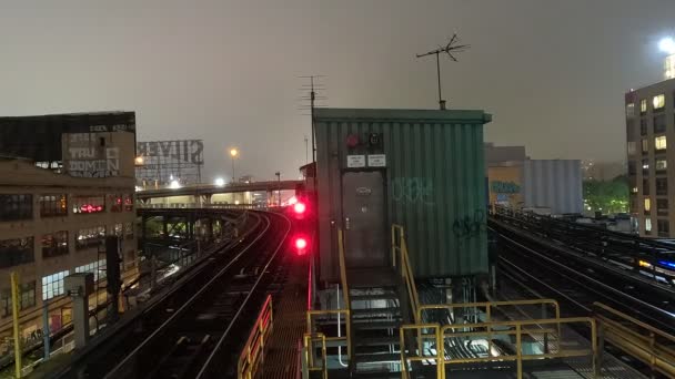 Tunnelbanetåg Anländer Till Plattformen Queens New York — Stockvideo