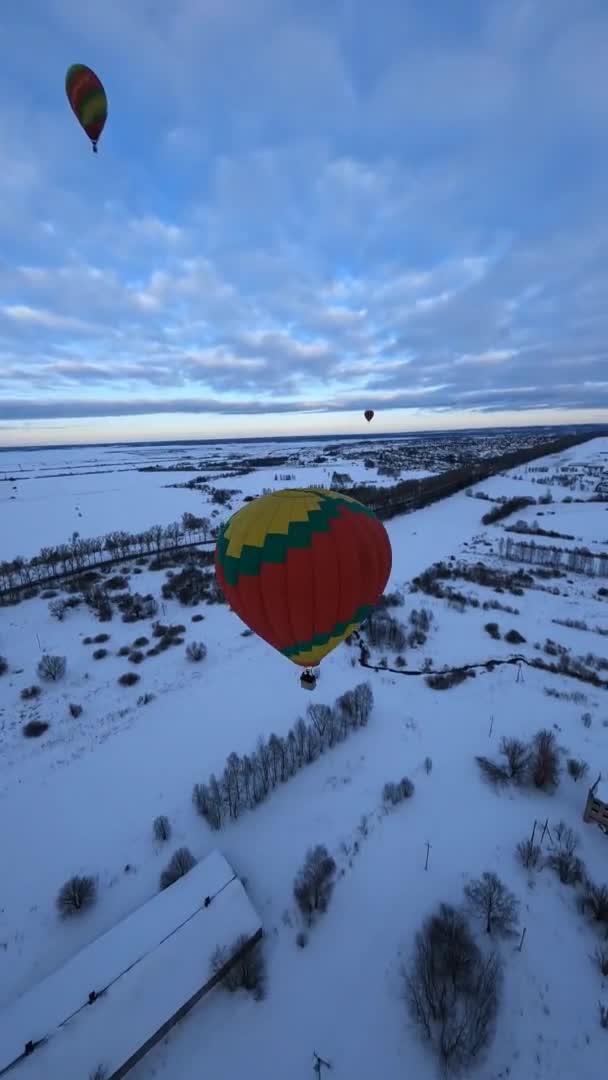 Fpv Vue Aérienne Verticale Ballon Air Chaud Dessus Paysage Neige — Video