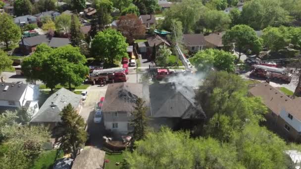 Luftaufnahme Von Feuerwehrfahrzeugen Die Einem Hausbrand Vororten Von Toronto Neigen — Stockvideo