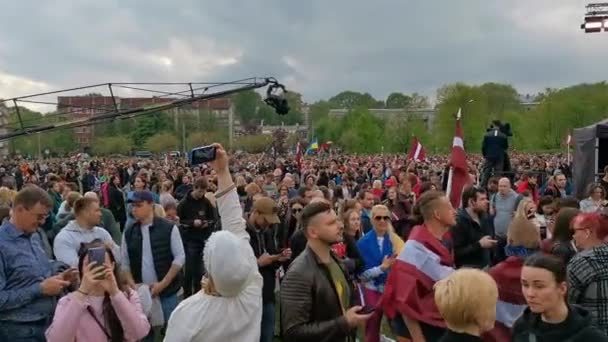 Protest Przeciwko Pomnikowi Sowieckiemu Rydze Łotwie Publiczna Demonstracja — Wideo stockowe