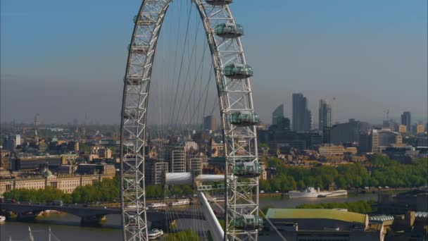 Aerial Shot London Eye Wheel River Thames Edificios Negocios Icónicos — Vídeos de Stock