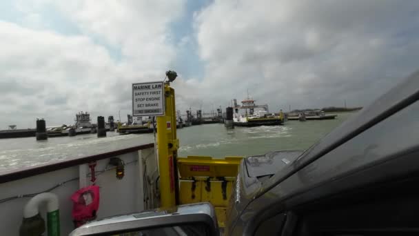 Ferry Rit Aransas Pass Naar Port Aransas Een Bewolkte Dag — Stockvideo