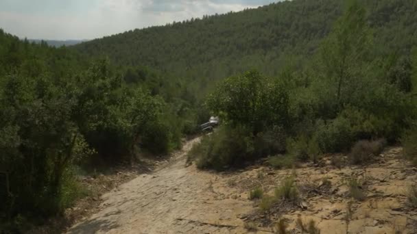 4X4 Coches Subiendo Una Gran Colina — Vídeo de stock