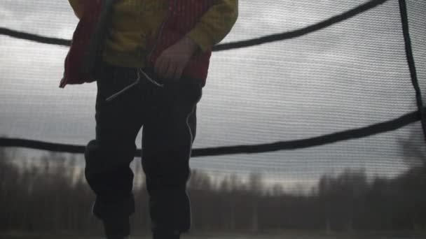 Unerkennbarer Junge Springt Auf Trampolin Ländlichen Raum Statische Zeitlupe — Stockvideo