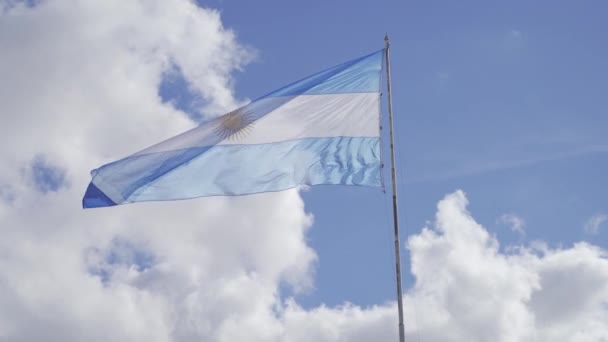Аргентинский Флаг Размахивающий Голубом Небе Белыми Облаками Солнечный День Низкий — стоковое видео