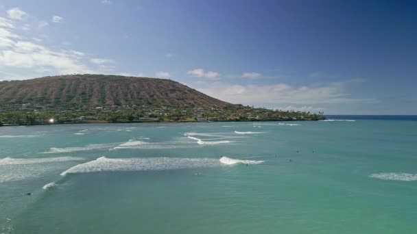 Veduta Aerea Dei Surfisti Una Giornata Soleggiata Hawaiana Con Cieli — Video Stock