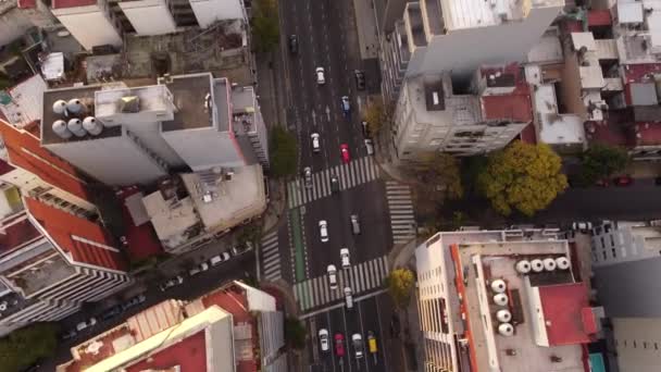 阿根廷首都布宜诺斯艾利斯市科尔多瓦大街上的汽车在日落时分行驶 空中自上而下的前锋 — 图库视频影像
