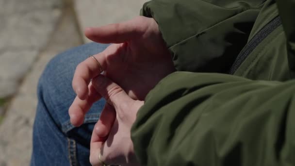 Detailní Záběr Rukou Sedícího Muže Který Otáčí Ženské Prsteny Prstech — Stock video