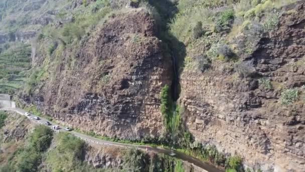 Una Magnífica Cascada Cayendo Por Una Carretera Madeira Disparo Dji — Vídeo de stock