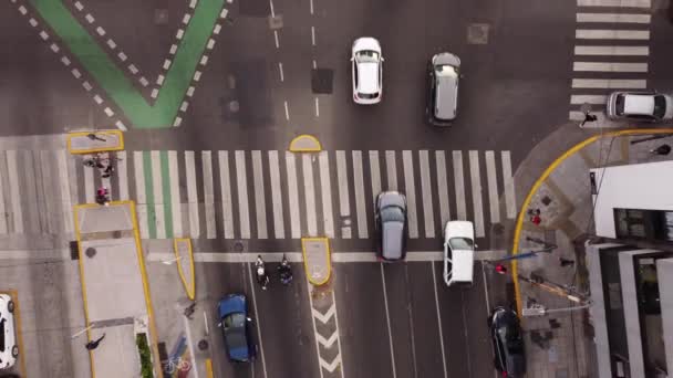 Avenida Esquina Tráfico Autos Ciudad Buenos Aires Argentina Aérea Arriba — Vídeos de Stock