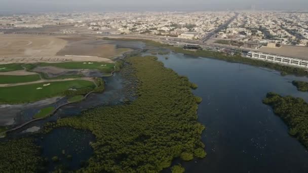 Drone View Ajman Mangroves Városi Forgalom Hagyományos Házak Háttérben Egyesült — Stock videók