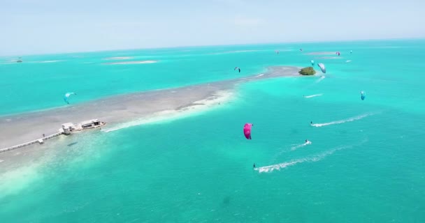 Kite Safari Caribbean Turquoise Water Caribbean Sea Aerial Shot People — Vídeo de stock