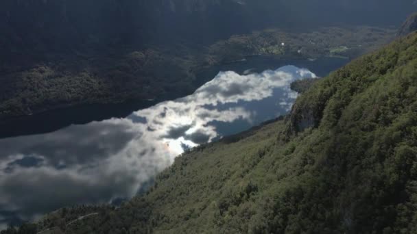 Bohinj Nagy Alpesi Völgyben Napsütéses Napon Visszaverődése Víz Felszínén Légi — Stock videók