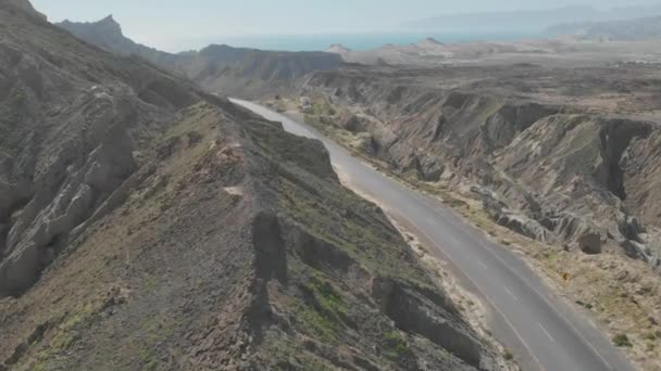 パキスタンのアラビア海沿岸のカラチからバロチスタン州のグワダルまでの美しい空の海岸道路の空中撮影 — ストック動画