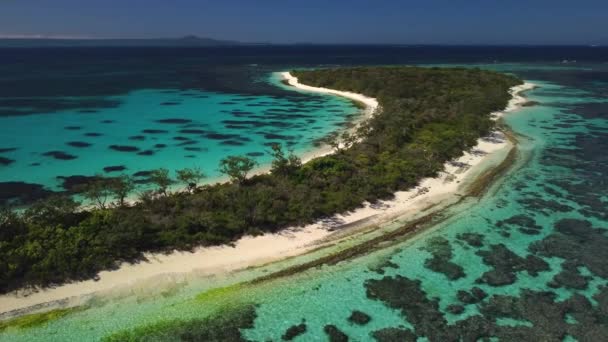 ニューカレドニアの長い三日月形の熱帯の島の広い空中視差 — ストック動画