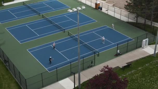 一个特写镜头 玩家在一个硬网球场上玩双打 Aerial Shot — 图库视频影像