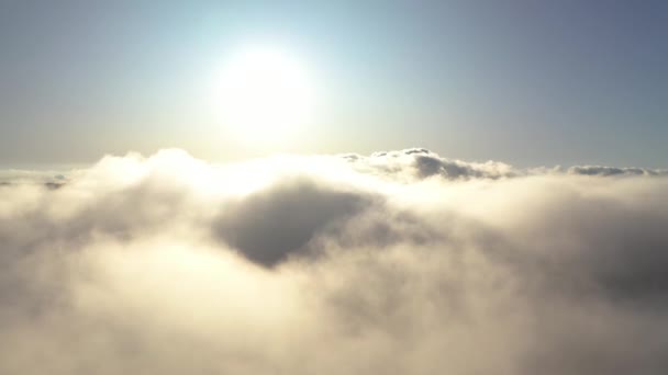 Visão Aérea Passando Dentro Nuvens Sol Horizonte — Vídeo de Stock