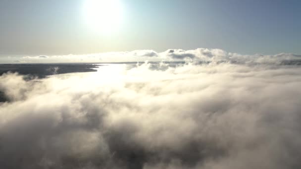 水力発電所の池の上の雲の空中ビュー 夜明けに霧 — ストック動画