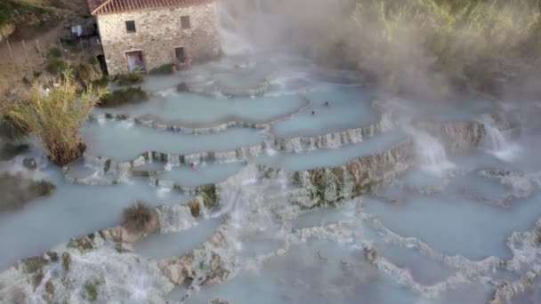 Piscinas Únicas Cachoeira Azul Saturnia Fonte Termal Pessoas Relaxando Água — Vídeo de Stock