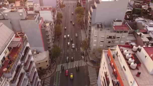 Dynamisk Förflyttning Bilar Perfekta Körfält Mitt Höga Byggnader Cordoba Avenue — Stockvideo