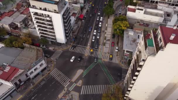 Vista Aérea Vehículos Desviando Cruzando Intersección Bifurcación Avenida Córdoba Buenos — Vídeos de Stock