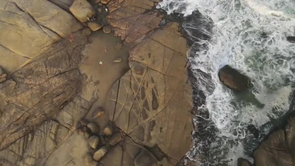 Drone Tiro Rocas Océano Los Niños Juegan Sobre Rocas Frente — Vídeos de Stock