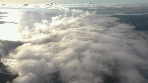 Vista Aérea Das Nuvens Sobre Lago Central Hidroeléctrica Nevoeiro Amanhecer — Vídeo de Stock