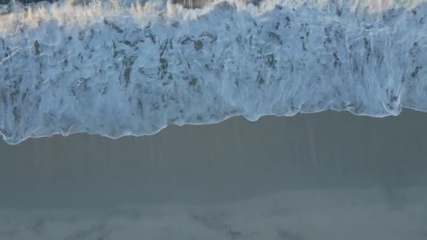 Top View Waves Breaking Beach Ocean Waves Crashing Foaming Empty — Wideo stockowe