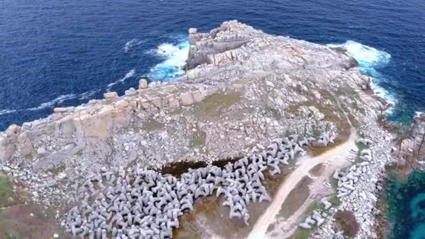 Luftaufnahme Rückwärts Fahrender Papierklippen Hügeligem Gelände Umgeben Von Meerwasser Der — Stockvideo