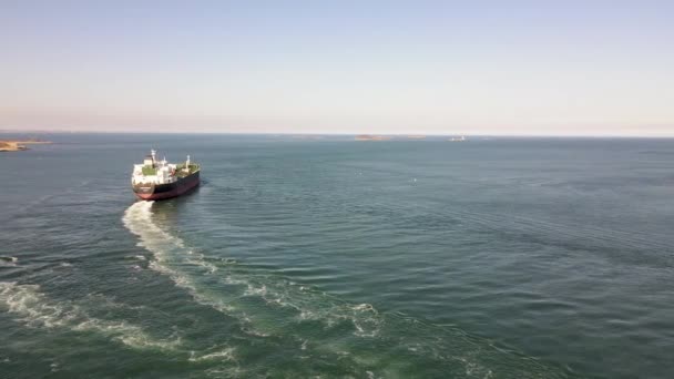 Aerial Shot Fuel Tanker Leaving Harbor Tugboat Manoeuvring Away Drone — Vídeos de Stock