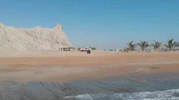 사람이거의 아름다운 지와니 해변의 발루치스탄 공중에서 바라본 — 비디오