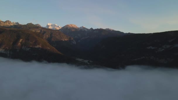 Πρώτο Φως Του Ήλιου Πρωί Φωτίζει Julian Άλπεις Βουνά Ομίχλη — Αρχείο Βίντεο